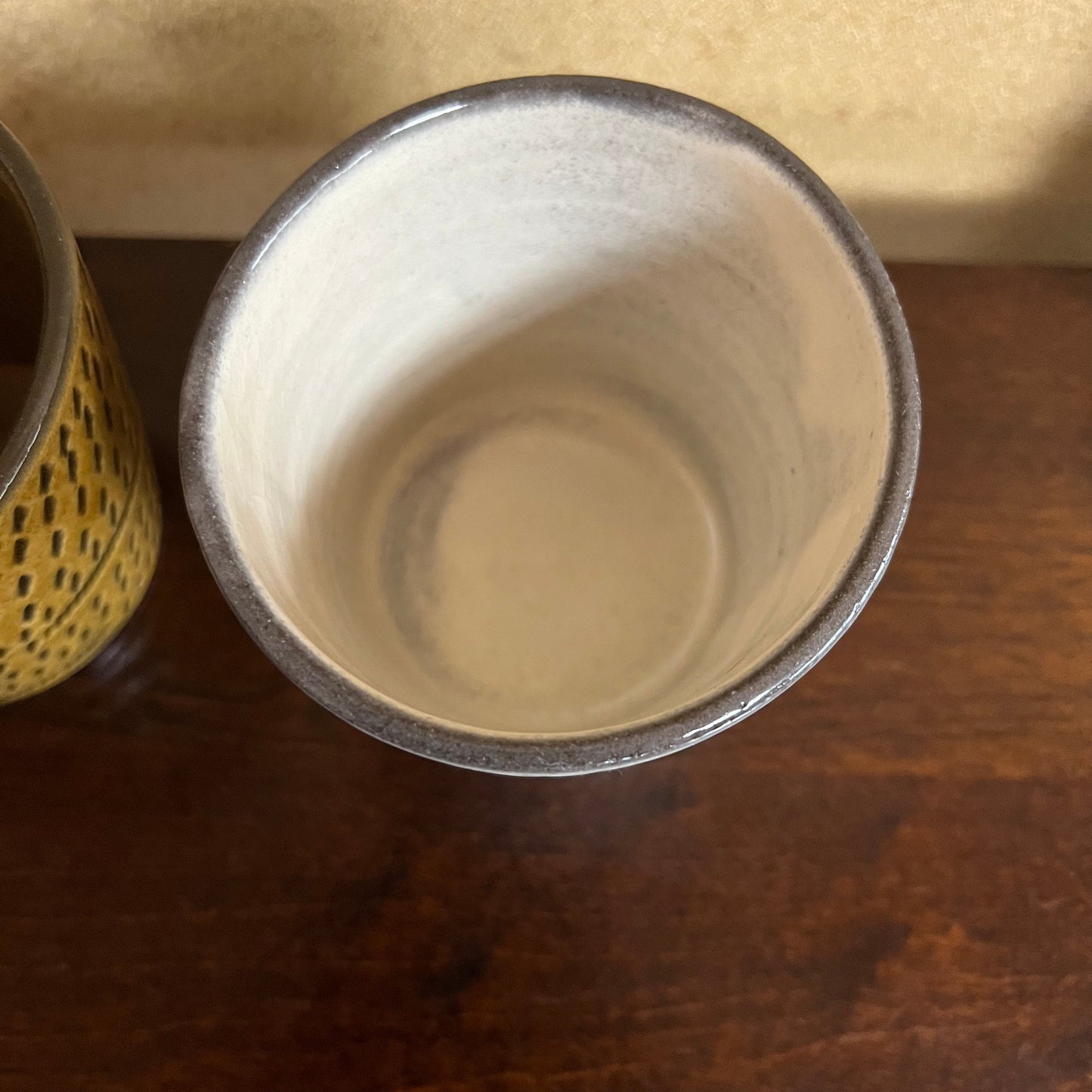 蕎麦猪口 2つセット φ8.5cm 白ー茶 飛び鉋(とびかんな)